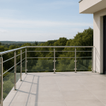 Kit garde-corps inox brossé 304 ou 316 - 2 lisses et verre, pose au sol ou à l’anglaise. Configurateur et experts pour vos projets sur mesure.